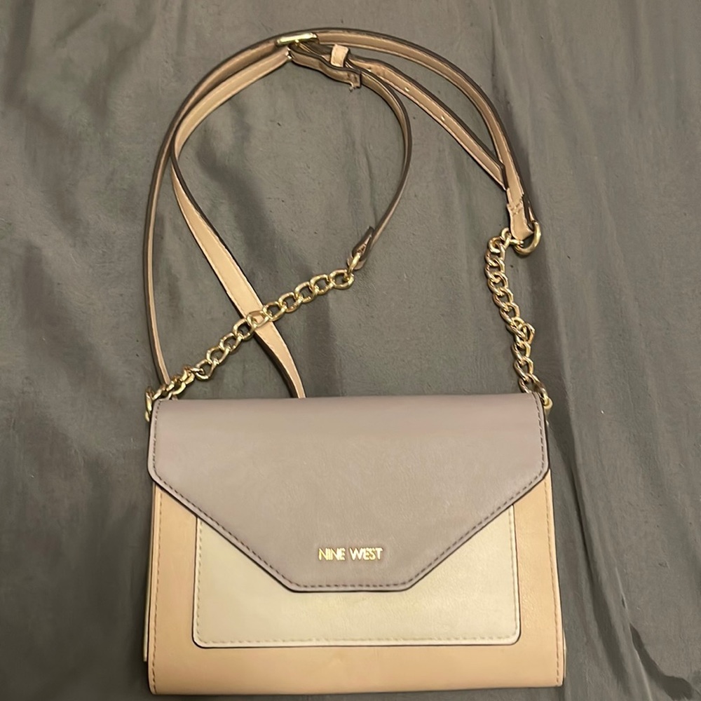 Cross bag!! Nine West! Small Gold inside!! Good condition!